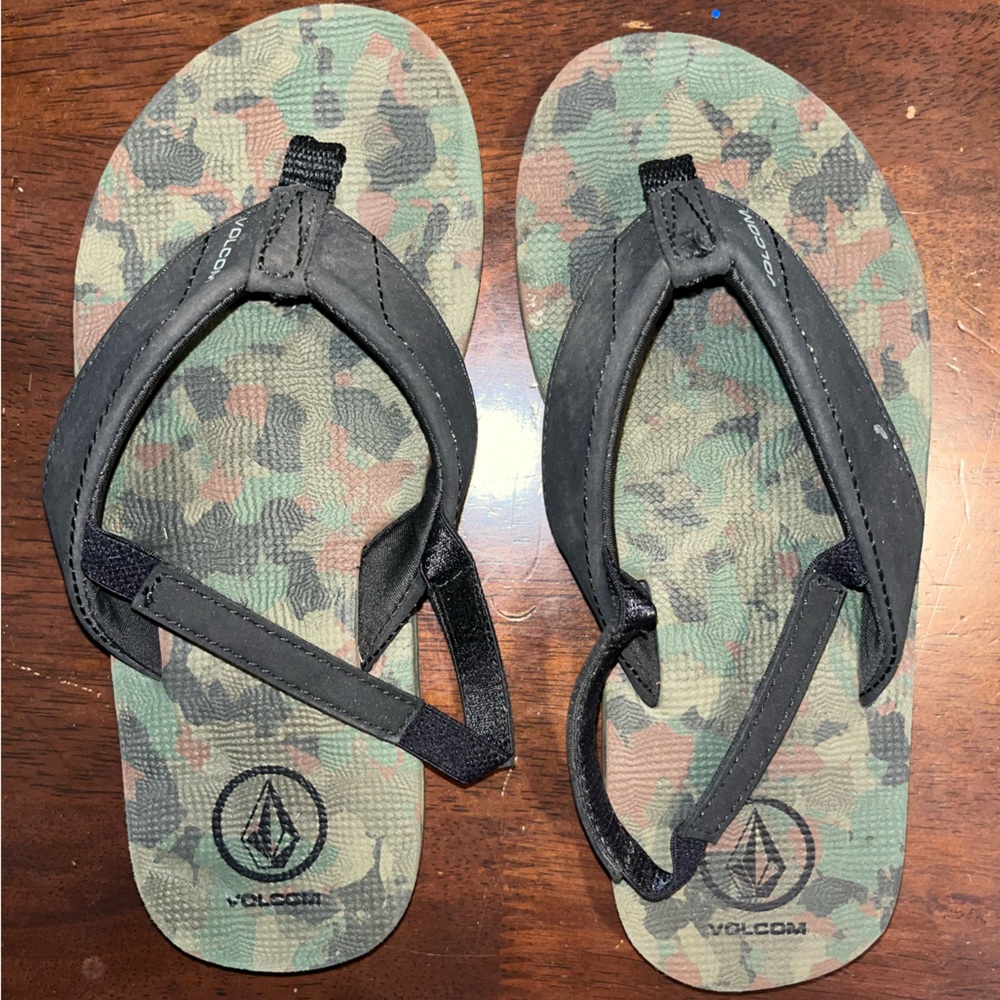 Boys Volcom camo flip flops with strap size 1 gently used